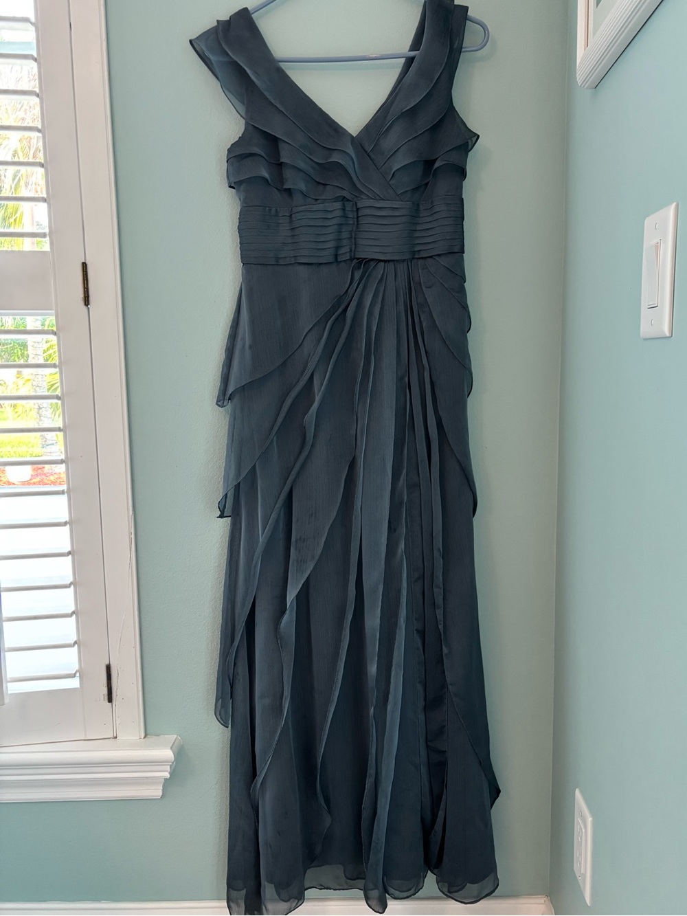 Adrianna Papell Women's Gray Layered V-Neck Formal Gown 4P